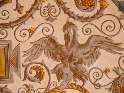 ...intrecciati a disegni di uccelli...